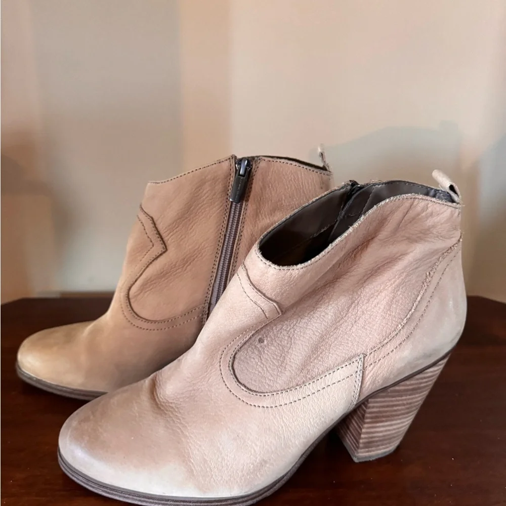 Vince Camuto Hartin Leather Ankle Boots in Taupe Tan with a Blockheel - Picture 7 of 11